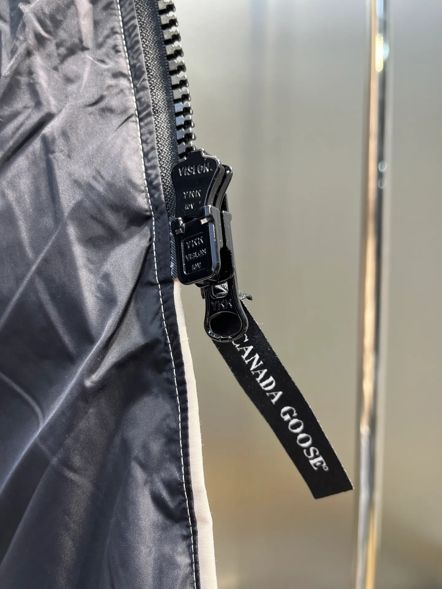P860 CANADA GOOSE parka 22 styles ➖ Genuine synchronous anti-counterfeiting chip sensor! ➖ Imported 21-count polyester-cotton blended original fabric [last year’s 16-count/18-count hard fabrics have been completely eliminated, this year all use 21-count genuine synchronous fabrics, the soft mid-strap feels delicate and textured], genuine synchronous Feather-Light 10D waterproof coating fabric, made of 84.5 polyester fiber and 15.5 cotton, 100% the best feel in the entire network! ➖ The genuine official website is synchronized with the national standard 80 white duck down, you can check the official website customer service, there will never be a series of misleading claims such as 90 down or goose down! ��� Using the best nylon lining with double double-layer sealing design, velvet-proof No. 7 needle + grid-filled down ready-made garments, there is 100% no so-called velvet running! ➖ The cuffs are designed with thickened seamless threads, and the collar and pockets are lined with top-quality polar fleece to keep you warm and comfortable! ➖ Yoshida YKK provides original custom-made electroplated sliders. YKK two-way lockable zippers are tight and smooth and will not peel off paint! ➖ 3M composite guarantees that the Velcro is the same as the original, durable, and all accessories and hardware are custom-made! ➖ Imported BEHRINGER embroidery machine to customize the 10,000-needle embroidery logo, 98% of which can be reproduced to restore the original logo. You can check and compare on the official website! ➖ The fur collars are all made of large pieces of Western Canadian blue wolf hide, ensuring that each fur collar is 13-15cm wide! size：xs-xl